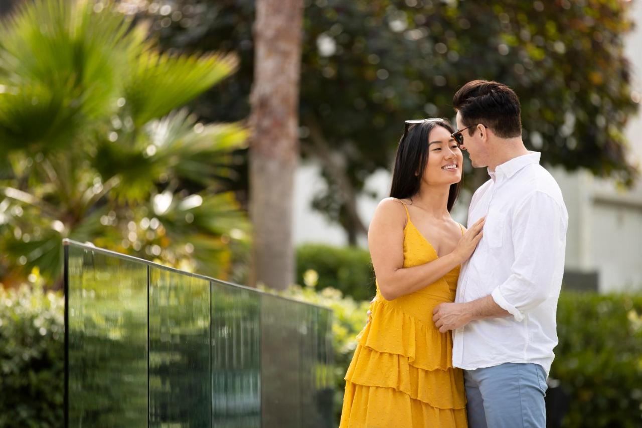 Pullman Magenta Shores Resort Entrance Exterior foto A couple in love