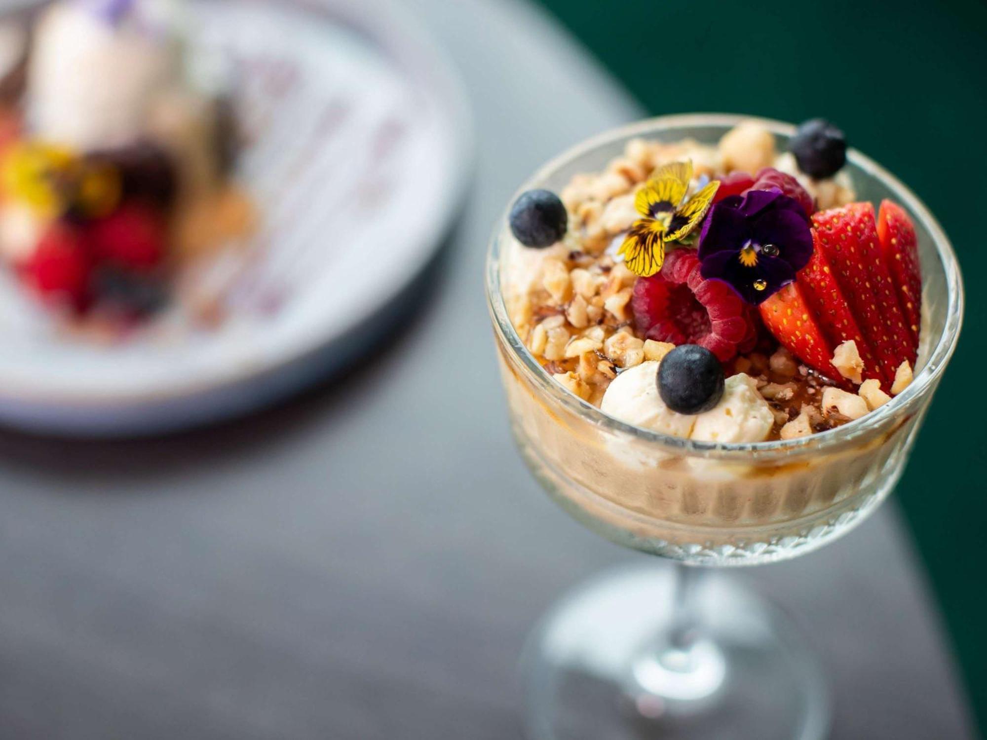 Pullman Magenta Shores Resort Entrance Exterior foto A parfait with granola and fruit