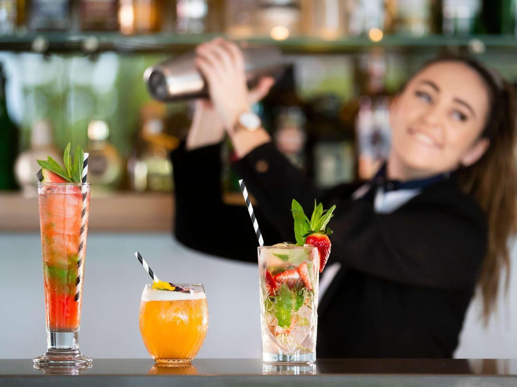 Pullman Magenta Shores Resort Entrance Exterior foto A bartender shaking a cocktail